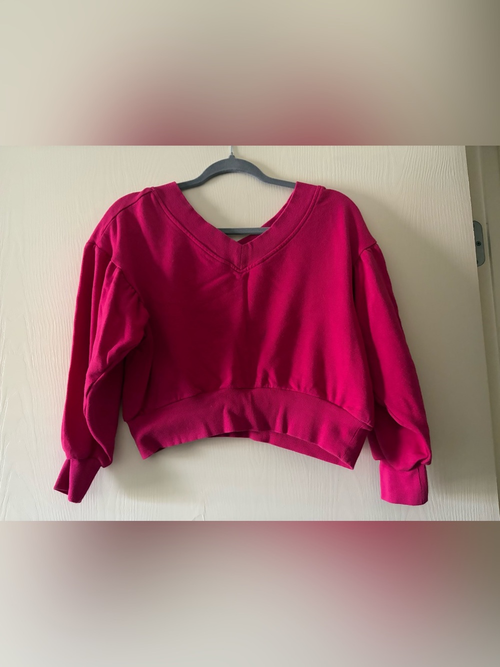 Fun v neck cropped sweatshirt